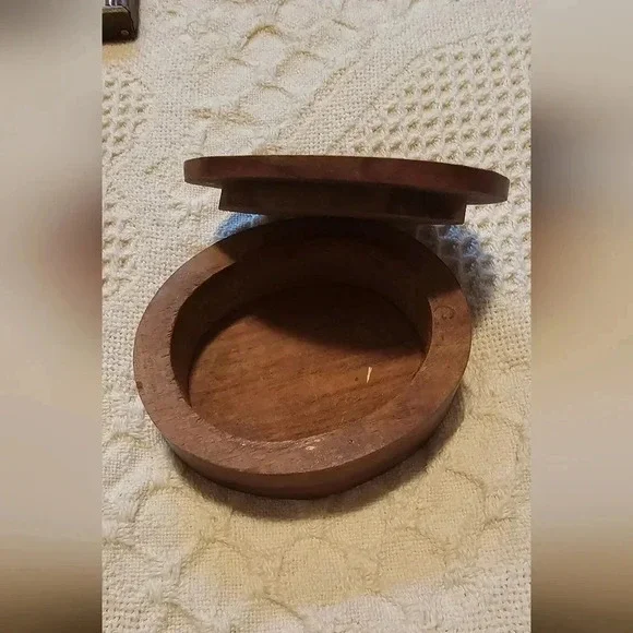 Vintage Handnade Wooden Box W/ Inlayed Brass Leaves​​​​​ - Picture 5 of 6